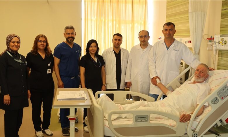 Kalbinden beynine pıhtı atan 76 yaşındaki hasta, 1 saatlik ameliyatla hayata tutundu