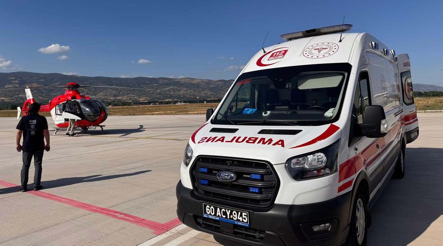 Ambulans helikopter, parmakları kopan 3 yaşındaki çocuk için havalandı Ambulans helikopter, parmakları kopan 3 yaşındaki çocuk için havalandı