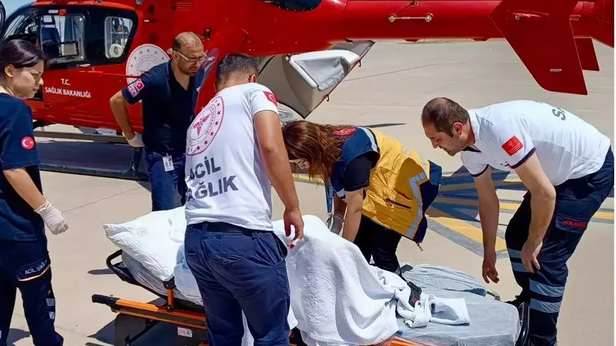 Cizre’deki kadın hasta, ambulans helikopterle Şanlıurfa’ya sevk edildi Cizre’deki kadın hasta, ambulans helikopterle Şanlıurfa’ya sevk edildi