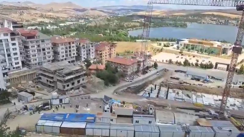 Ankara’da hastane şantiyesinde vincin kopan kancası işçinin üzerine düştü Ankara’da hastane şantiyesinde vincin kopan kancası işçinin üzerine düştü