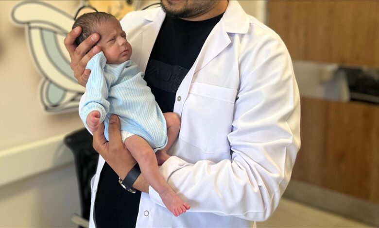 Batman’da 905 gram doğan bebek 2 aylık tedaviyle hayata tutundu