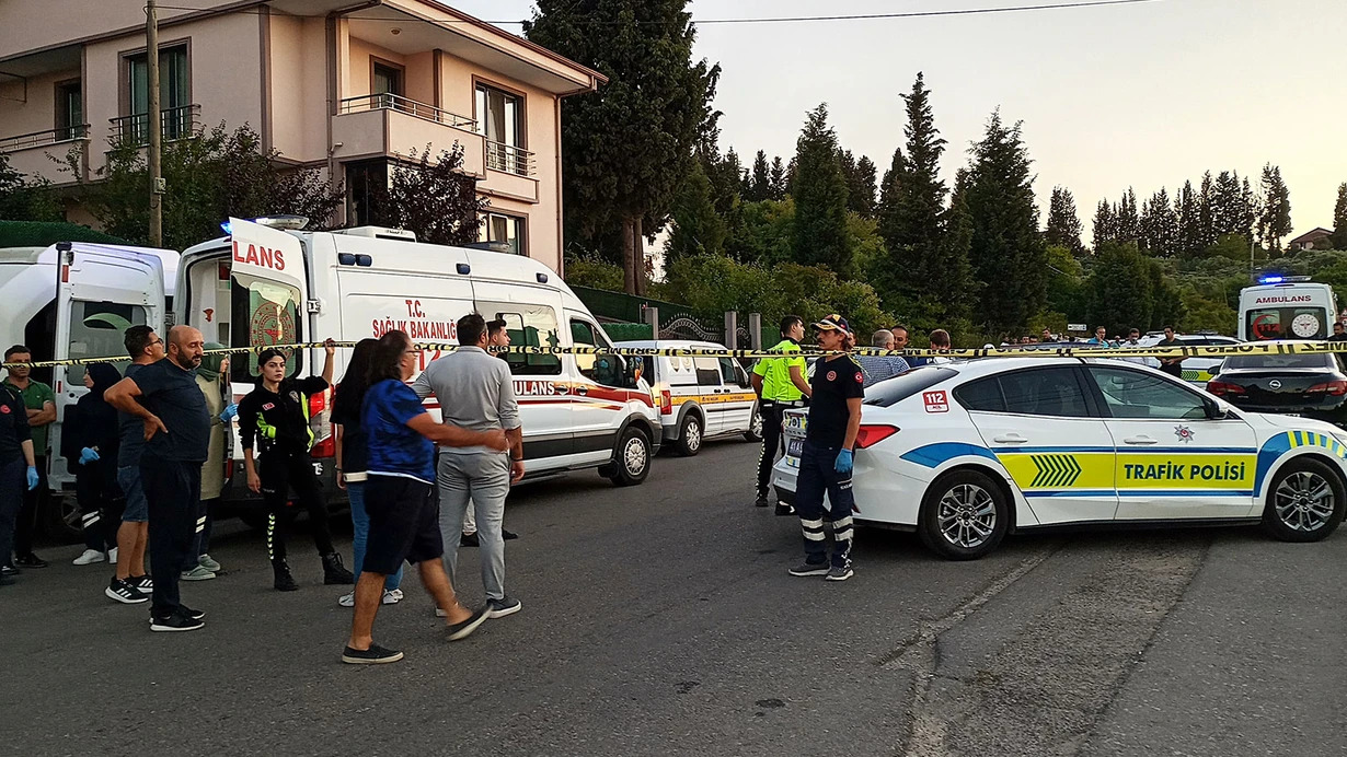Hastane önünde silahlı saldırı! Baba ve oğlu hayatını kaybetti Hastane önünde silahlı saldırı! Baba ve oğlu hayatını kaybetti
