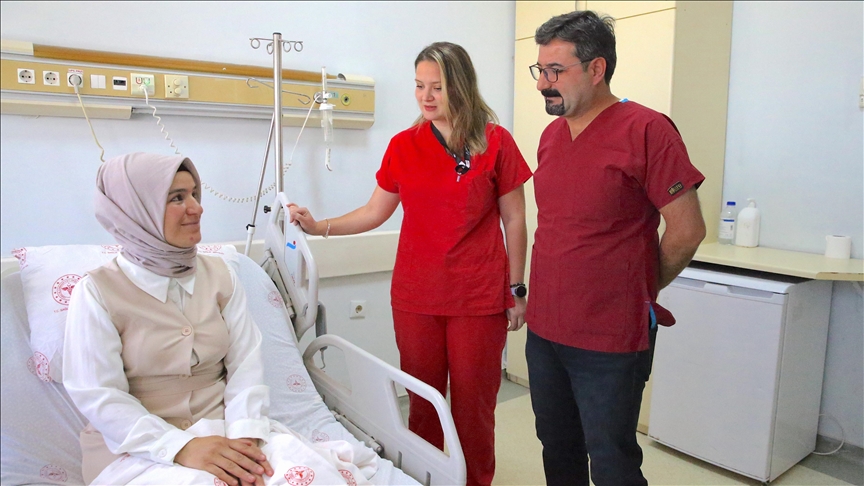 Yanlış yerdeki paratiroit ve boynundaki kanserli tiroit bezlerinden 6 saatlik operasyonla kurtarıldı