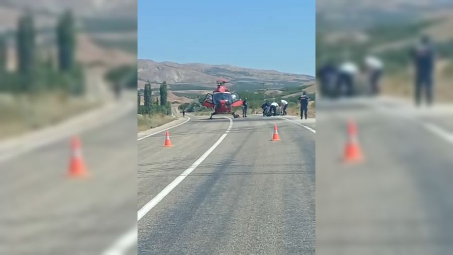 Malatya’da ambulans helikopter kara yoluna inip hasta aldı Malatya’da ambulans helikopter kara yoluna inip hasta aldı