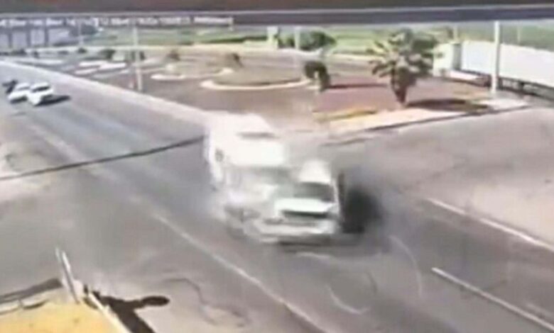 Ambulansla otomobilin çarpıştığı ölümlü kaza kamerada