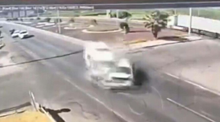 Ambulansla otomobilin çarpıştığı ölümlü kaza kamerada Ambulansla otomobilin çarpıştığı ölümlü kaza kamerada