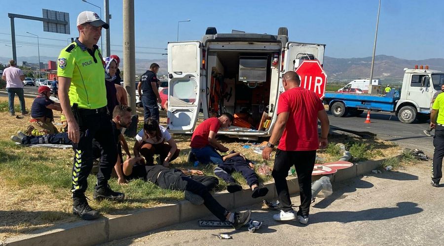 Manisa’da otomobil ile ambulans çarpıştı: 1 ölü, 6 yaralı