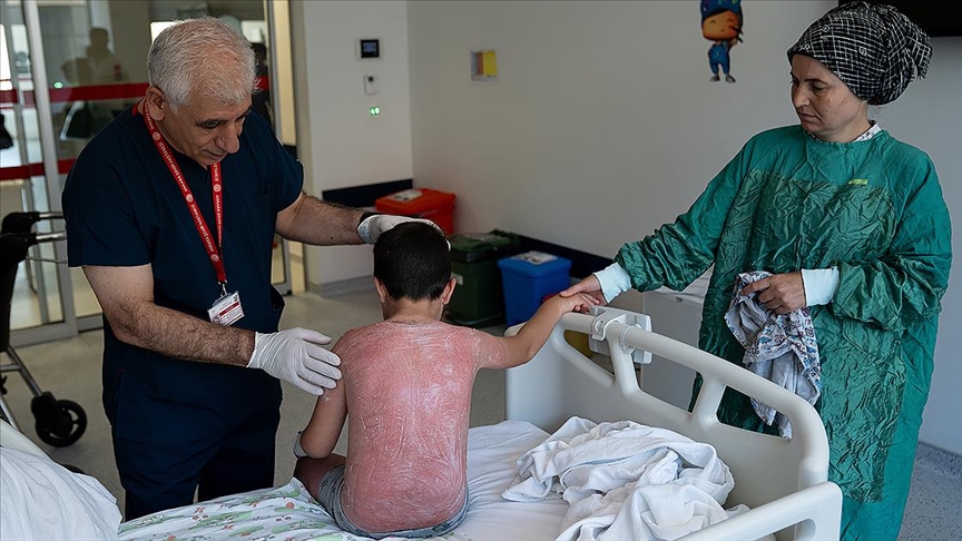 Güneşte 4 saat kalan çocuk, ikinci derece yanıkla hastanelik oldu Güneşte 4 saat kalan çocuk, ikinci derece yanıkla hastanelik oldu