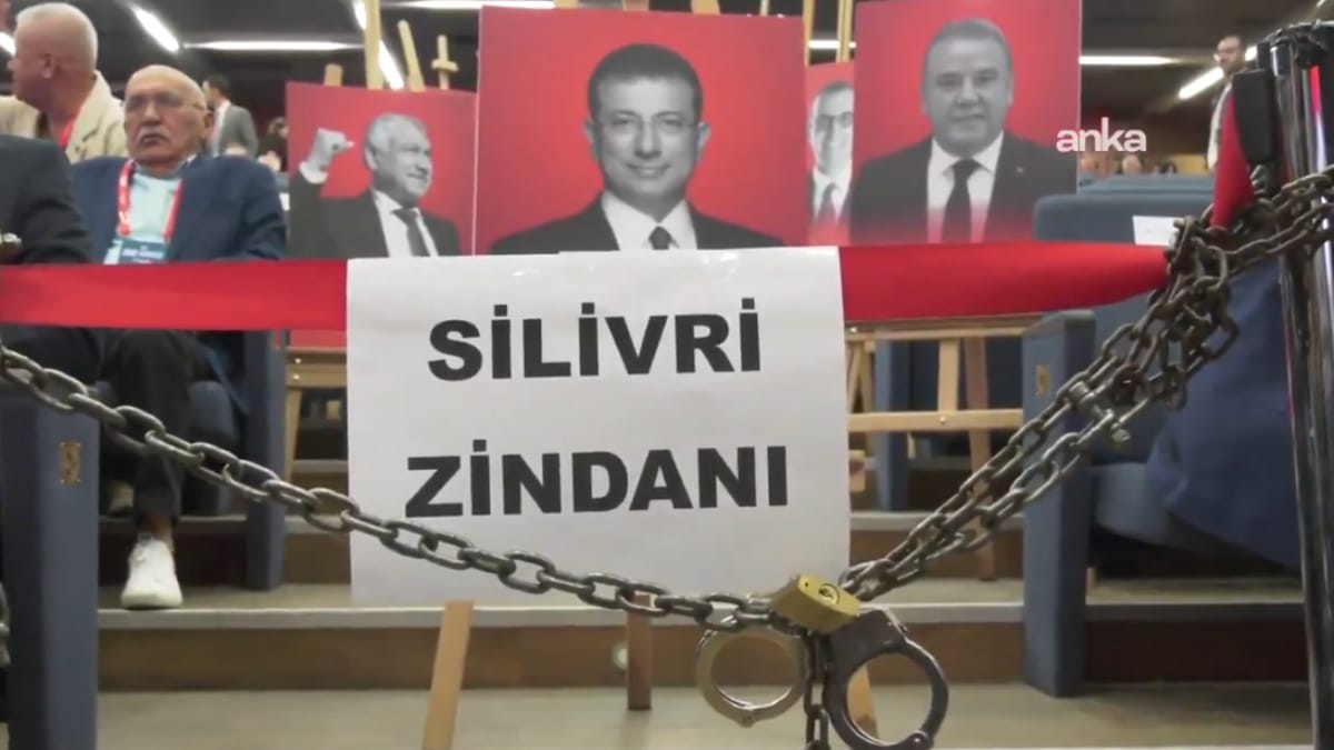CHP’nin kurultay salonunda zincir ve kelepçeler