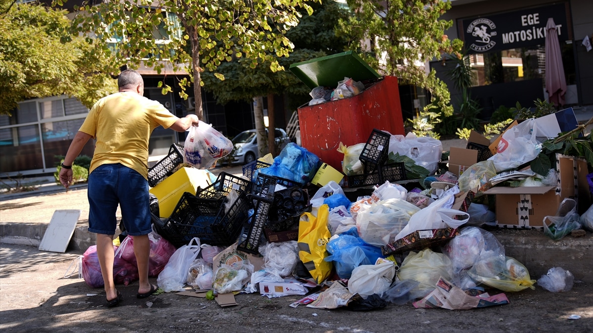 Karşıyaka’da toplanmayan çöpler tepki çekti: Bu manzara yakışıyor mu?