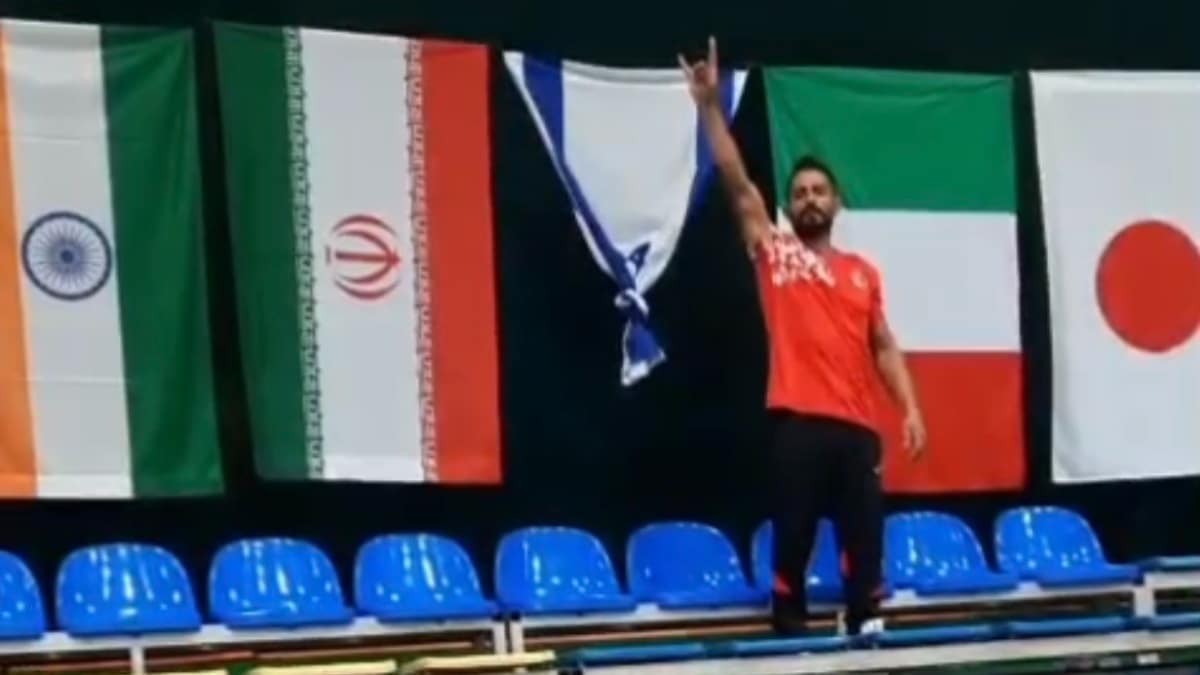 Dünya üçüncüsü oldu: İsrail bayrağına düğüm attı