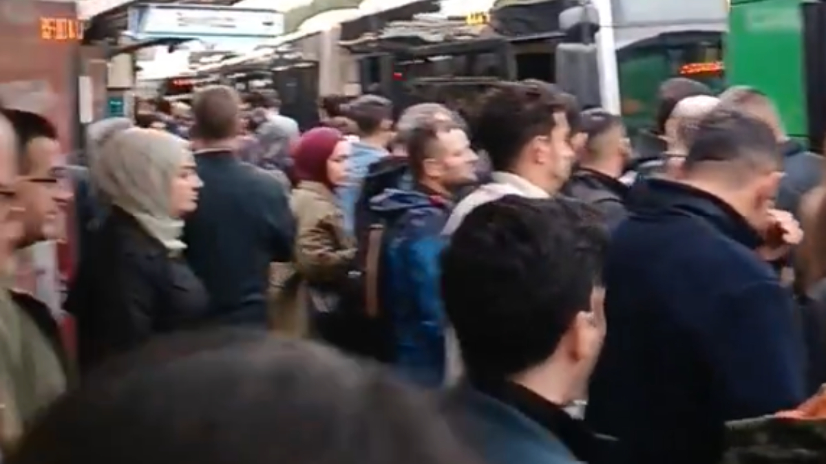 İstanbul’da metrobüs arızası vatandaşı isyan ettirdi