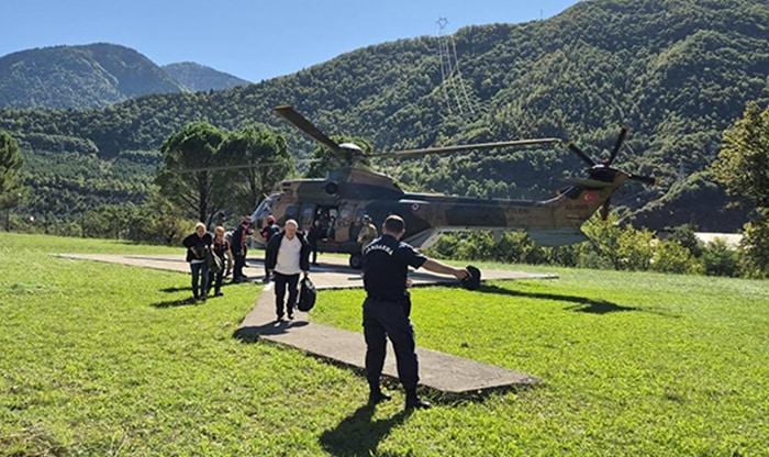 Artvin’de Mahsur Kalan Turistler Helikopterlerle Tahliye Edildi