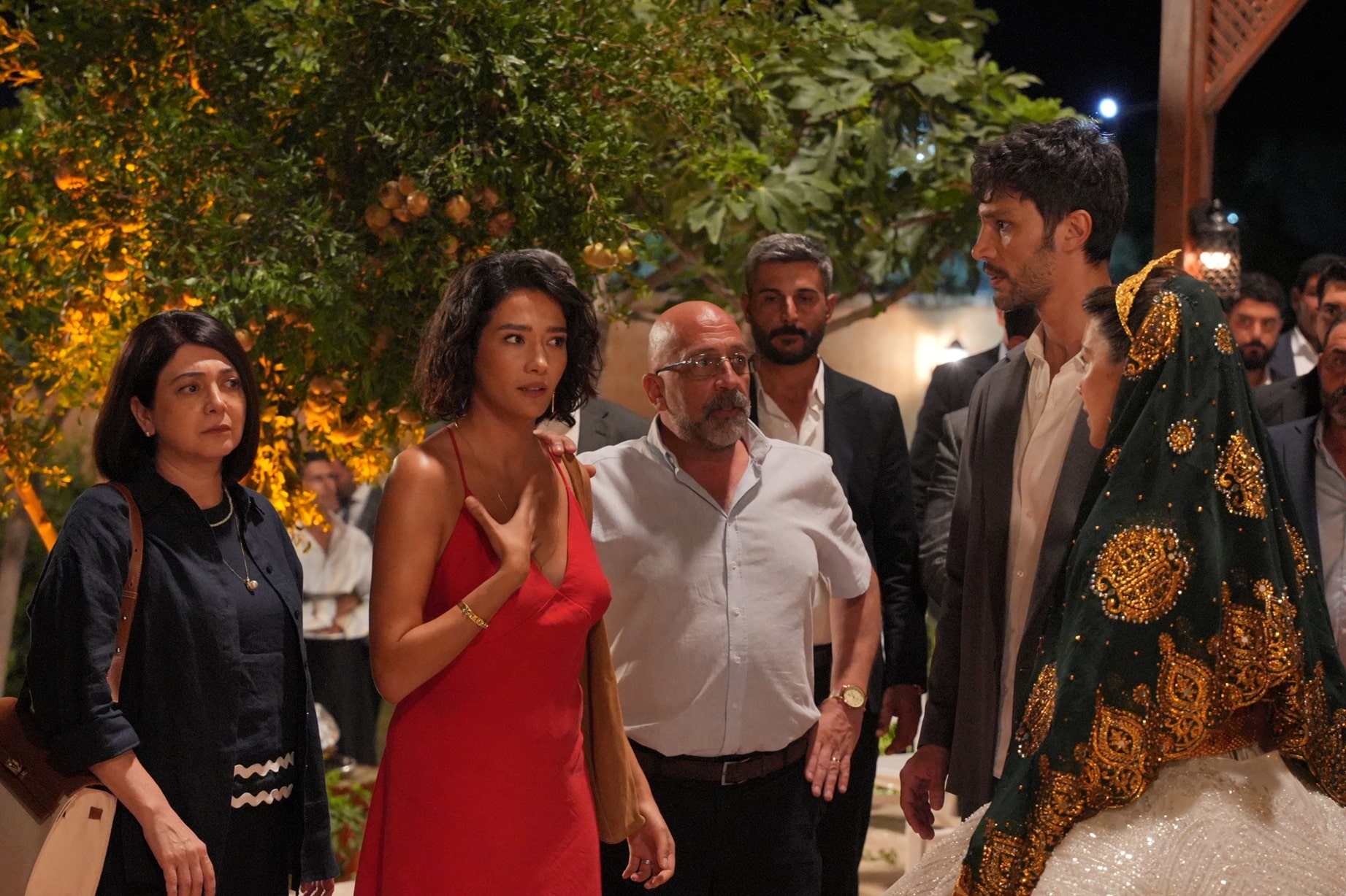 Halef: Köklerin Çağrısı 1. Bölümüyle sezon açılışını bomba gibi yaptı! Melek, Serhat ve Yıldız’ın düğününü bastı! Halef: Köklerin Çağrısı 1. Bölümüyle sezon açılışını bomba gibi yaptı! Melek, Serhat ve Yıldız’ın düğününü bastı!