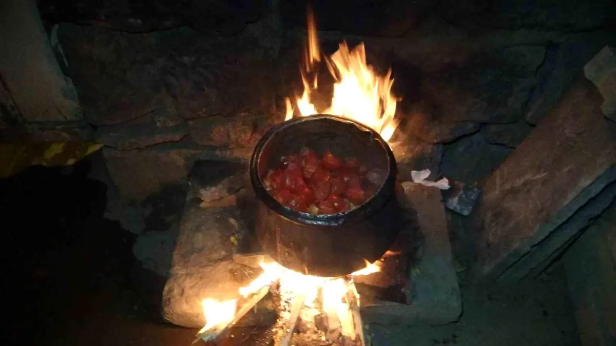 Aydıntepe’de Kadınlar Kışlık Salça Hazırlığına Devam Ediyor