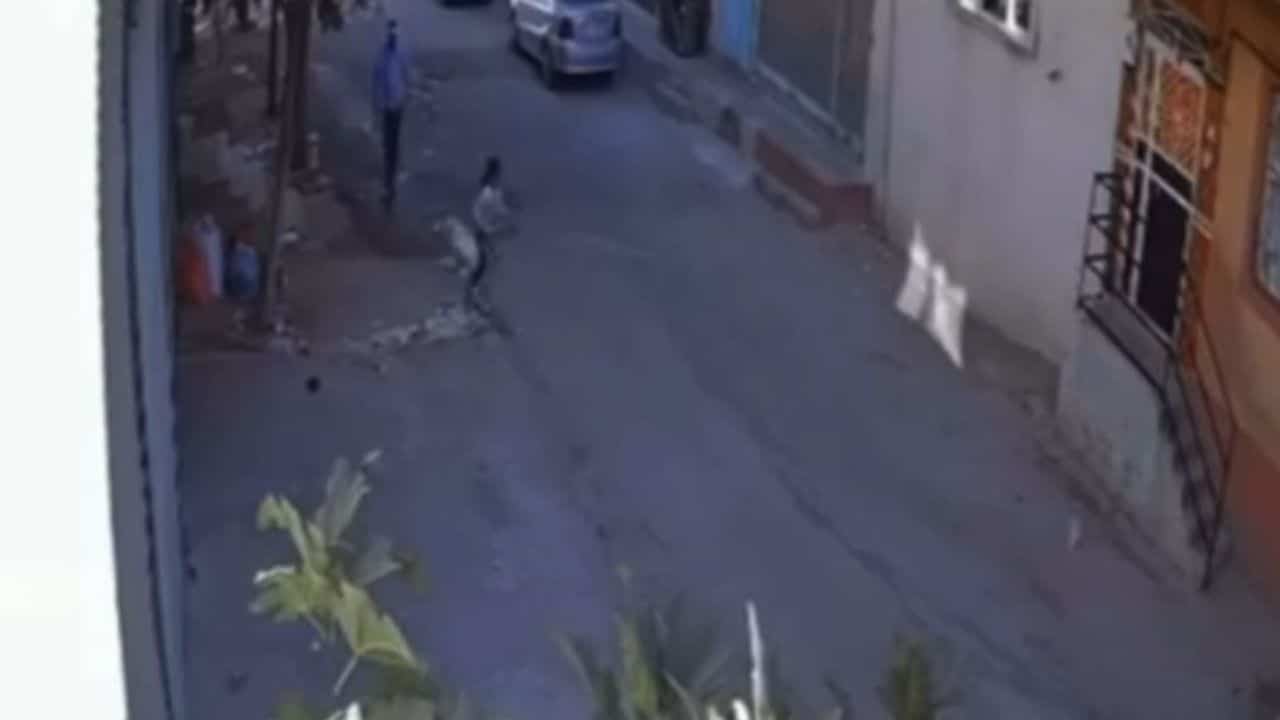 9 yaşındaki kızı kaçırmaya çalıştı, mahalleli fark edince kaçtı! O anlar kamerada