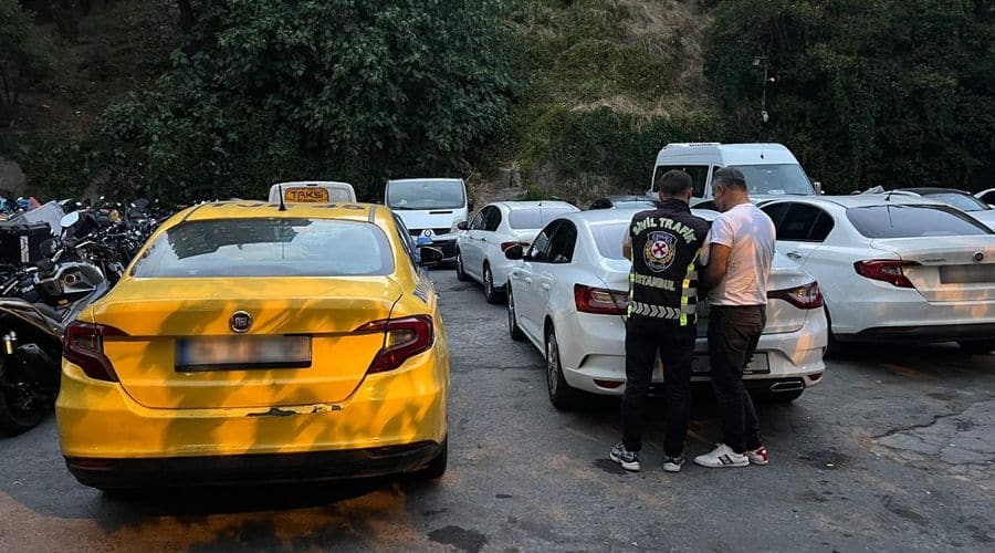 İstanbul’da hastanenin ambulans çıkışını kapatan taksiciye ceza İstanbul’da hastanenin ambulans çıkışını kapatan taksiciye ceza