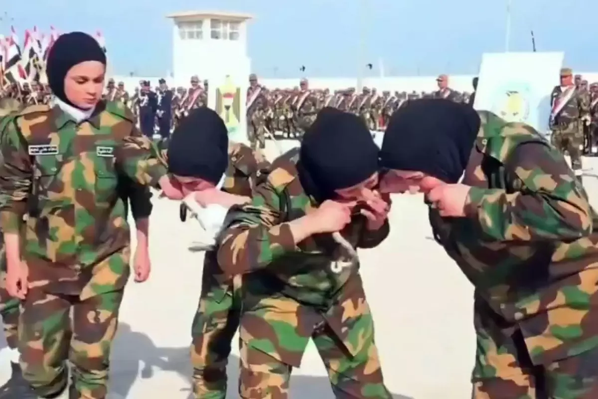 Komşu ülkede orduya katılan kadın askerlerin yaptığı rezilliğe bakın