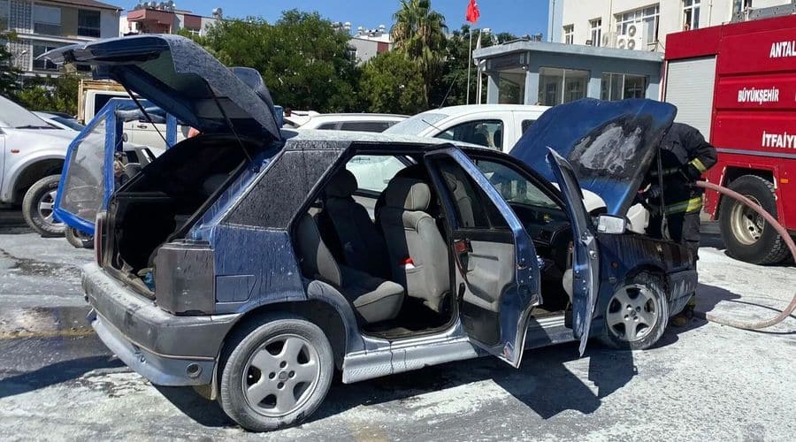 Antalya’da hastane otoparkında otomobil yangını Antalya’da hastane otoparkında otomobil yangını