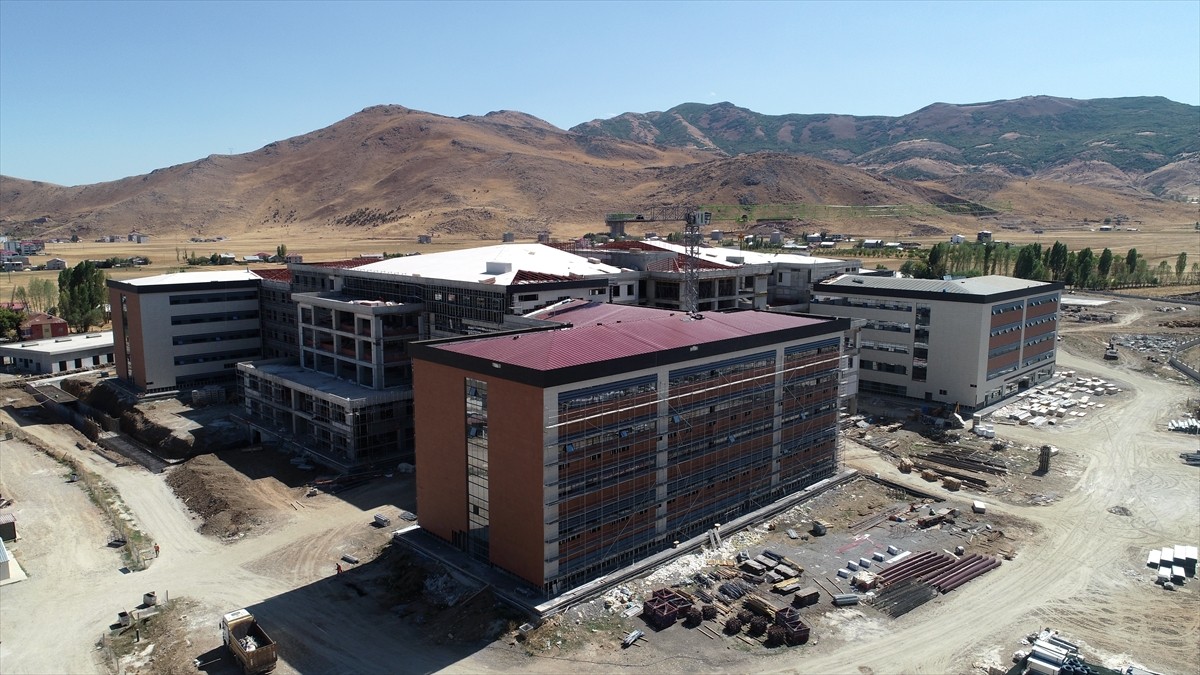 Hizmete açılma tarihi belli oldu! 454 ‘sismik izolatör’ün kullanıldığı hastane yükseliyor