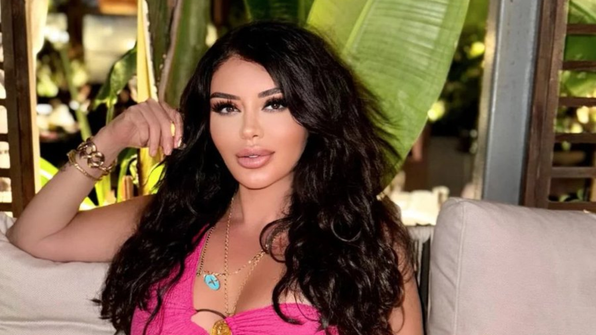 Ebru Polat adliye kombinini eleştirenlere cevap verdi: “Eğitimli cahil”