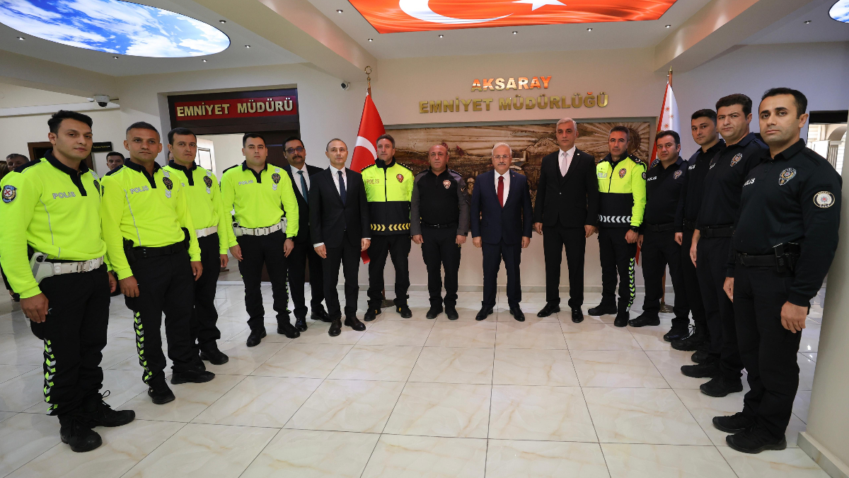 Aksaray’da ‘Valiyi arayacağım’ diyen alkollü sürücüye işlem yapan polislere başarı belgesi Aksaray’da ‘Valiyi arayacağım’ diyen alkollü sürücüye işlem yapan polislere başarı belgesi