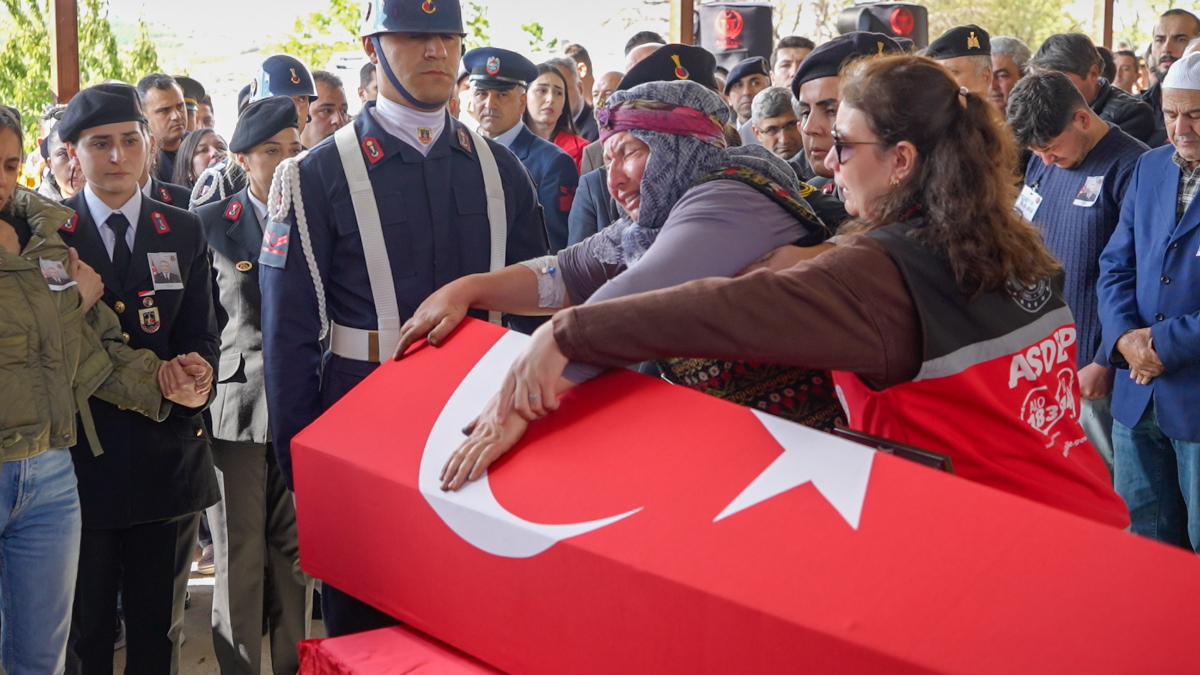 Şehit Jandarma Astsubay Hakkı Eryılmaz, memleketi Manisa’da son yolculuğuna uğurlandı