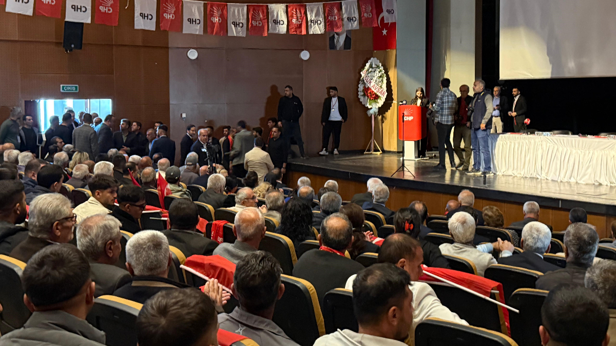 CHP Malatya İl Kongresi’nde çıkan kavgada yumruklar havada uçuştu