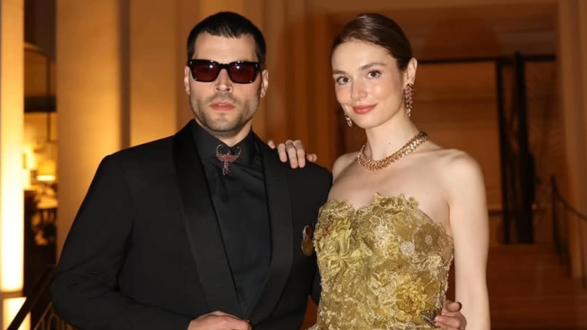 Oyuncu Akın Akınözü, Cannes’da! Dedesinden kalma İstiklal Madalyası ile poz verdi Oyuncu Akın Akınözü, Cannes’da! Dedesinden kalma İstiklal Madalyası ile poz verdi