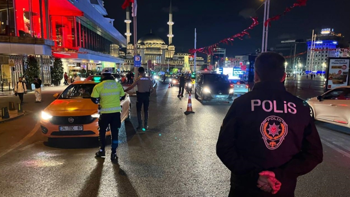 İstanbul’da polisten asayiş uygulaması: Bin 192 kişi gözaltına alındı İstanbul’da polisten asayiş uygulaması: Bin 192 kişi gözaltına alındı