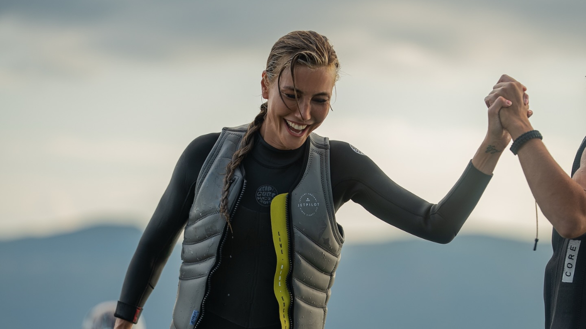 Yeni hobisi! Çağla Şıkel Boğaz’da jet sörf yaptı