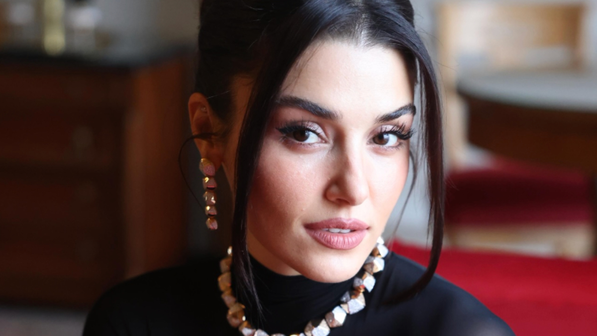 Hande Erçel’in İngilizce konuşması beğenilmedi Hande Erçel’in İngilizce konuşması beğenilmedi