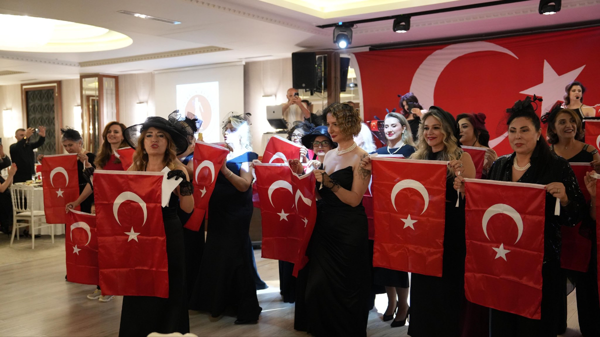 Bursa’da su yok, Cumhuriyet balosu var Bursa’da su yok, Cumhuriyet balosu var