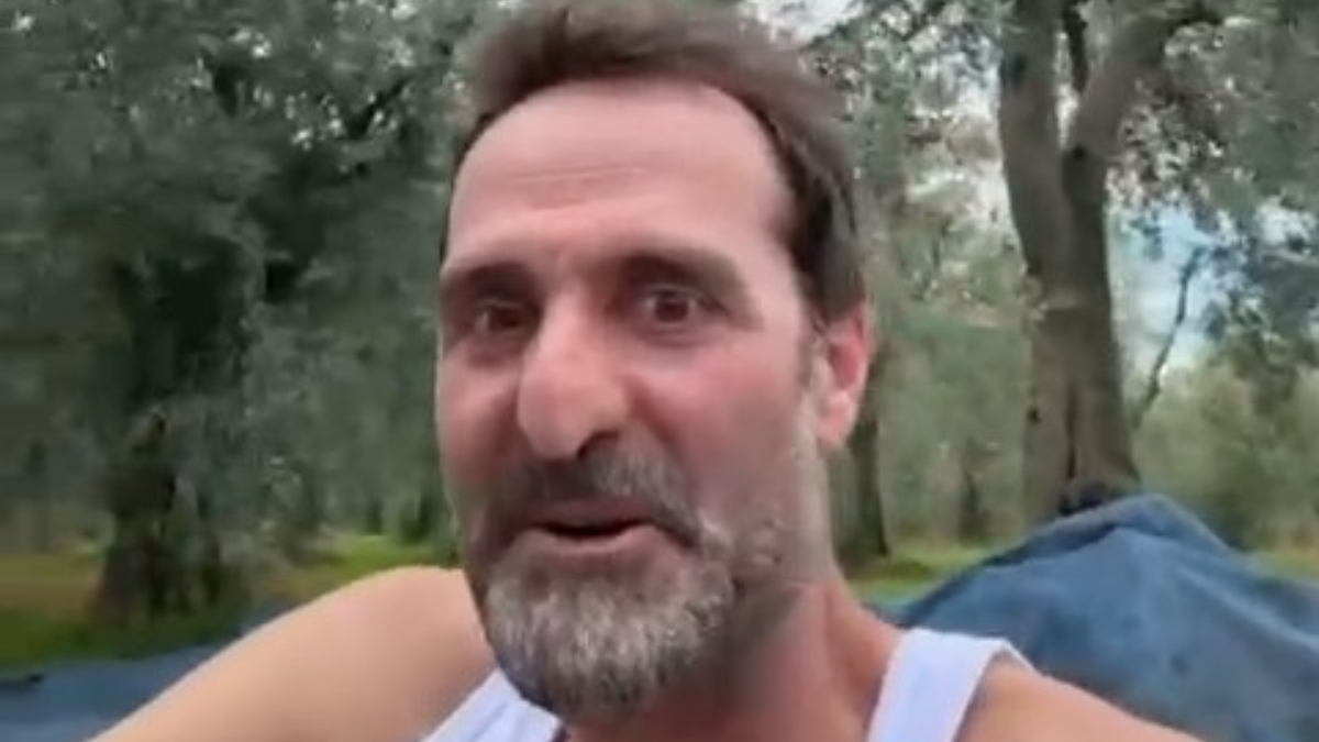 Oyunculuktan çiftçiliğe; Timur Acar ilk zeytin hasadını yaptı Oyunculuktan çiftçiliğe; Timur Acar ilk zeytin hasadını yaptı