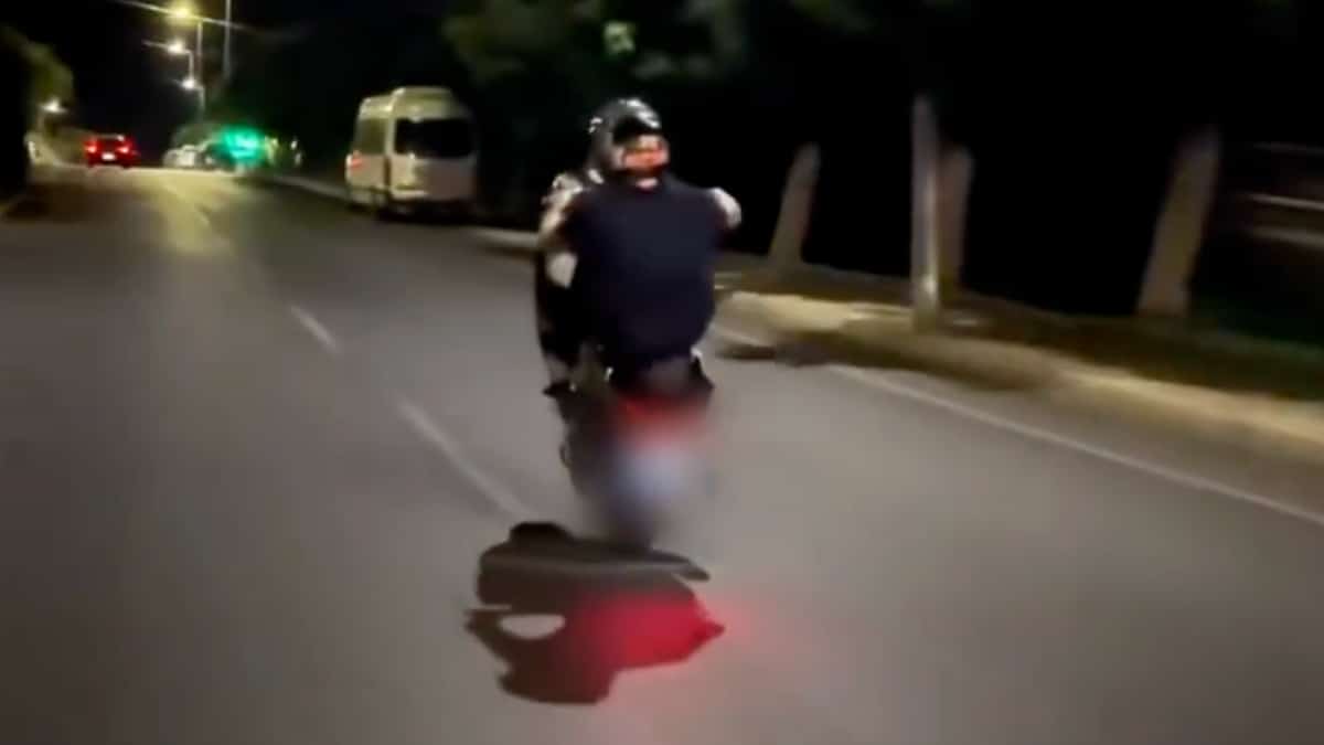 Ali Yerlikaya paylaştı: Akrobatik hareketlerle trafiği tehlikeye atan motosikletli yakalandı