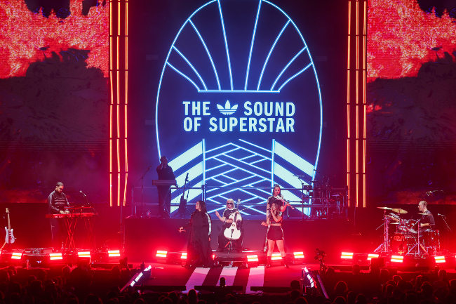 Ünlü İsimlerin Katıldığı Gecede GRAMMY Ödüllü Clean Bandit’ten Unutulmaz Performans