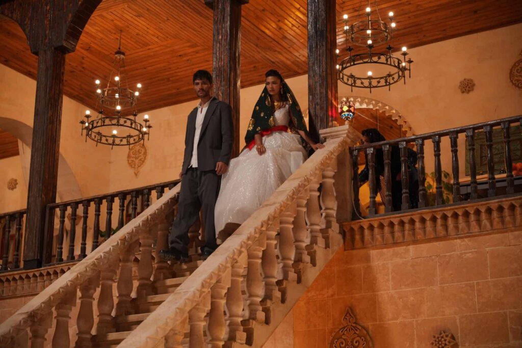 “Halef: Köklerin Çağrısı” dizisi yalnızca hikayesiyle değil, görsel dünyasındaki görkemli detaylarıyla da büyülüyor! “Halef: Köklerin Çağrısı” dizisi yalnızca hikayesiyle değil, görsel dünyasındaki görkemli detaylarıyla da büyülüyor!