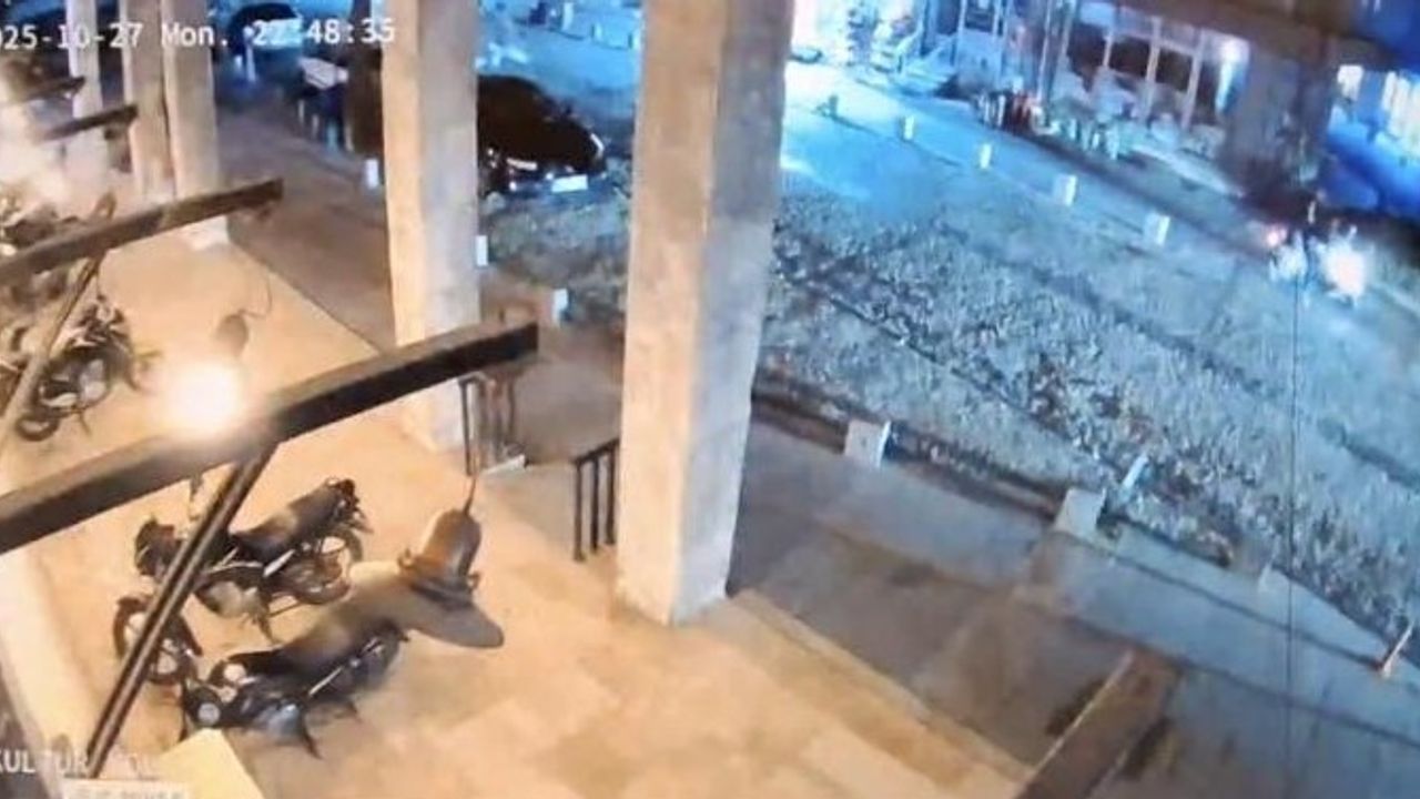 Balıkesir'de 6.1 büyüklüğündeki deprem güvenlik kamerasına böyle yansıdı