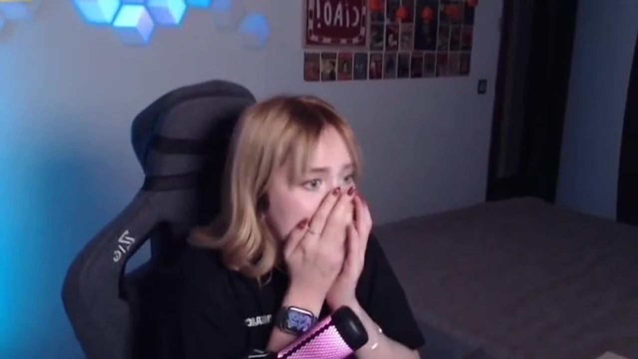 Depreme canlı yayında yakalandı! Panik anları kendi kamerasına yansıdı…