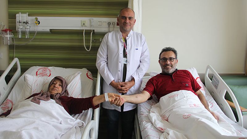 5 gün arayla kalp krizi geçiren anne ve oğlu aynı gün yapılan anjiyoyla sağlığına kavuştu 5 gün arayla kalp krizi geçiren anne ve oğlu aynı gün yapılan anjiyoyla sağlığına kavuştu
