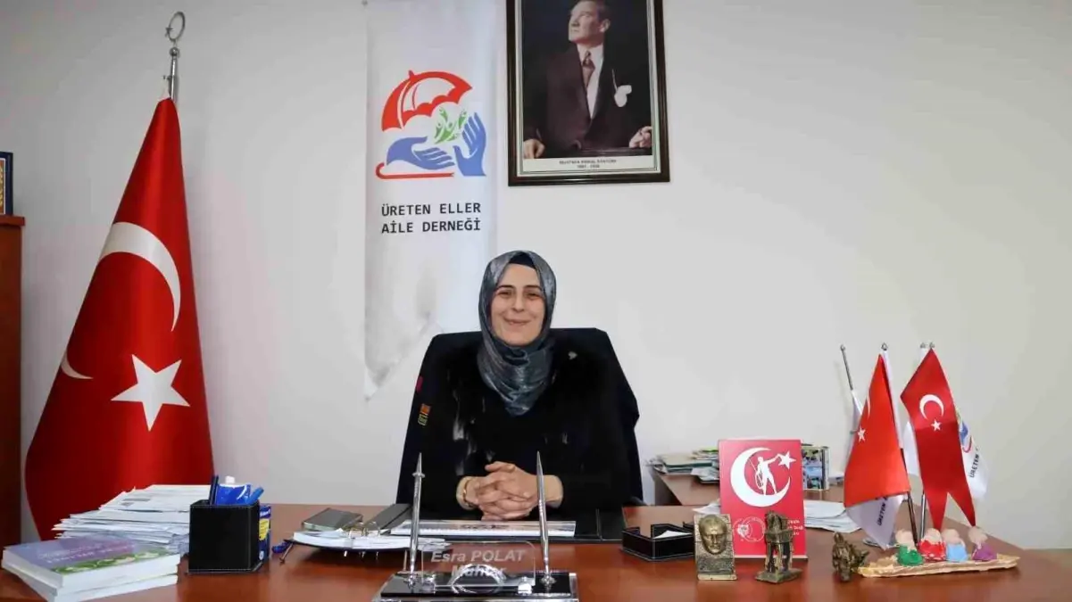 Kadın Muhtar Esra Polat, 10 Bin Nüfuslu Mahalleye Hizmet Veriyor