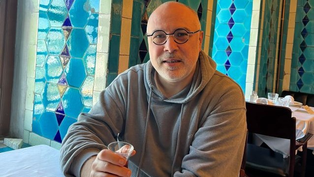 Gezmekle ‘yetinmeyen’ bir hikaye avcısı: Oğuz Otay Gezmekle ‘yetinmeyen’ bir hikaye avcısı: Oğuz Otay