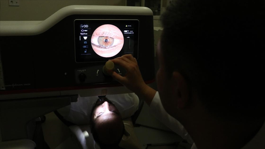 Kayseri Şehir Hastanesinde uygulanan 3. nesil lazer tedavisiyle gözlükten kurtuluyorlar