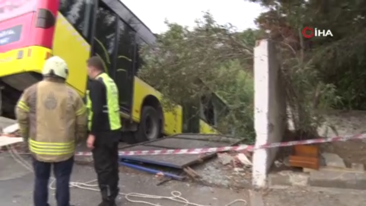 İETT otobüsü istinat duvarında asılı kaldı