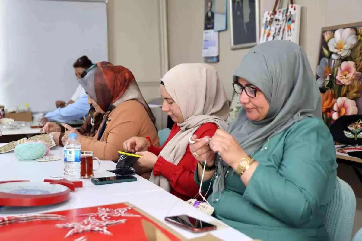 Elazığ’da Kadınlar El Sanatları Kursu ile Hem Öğreniyor Hem Sosyalleşiyor
