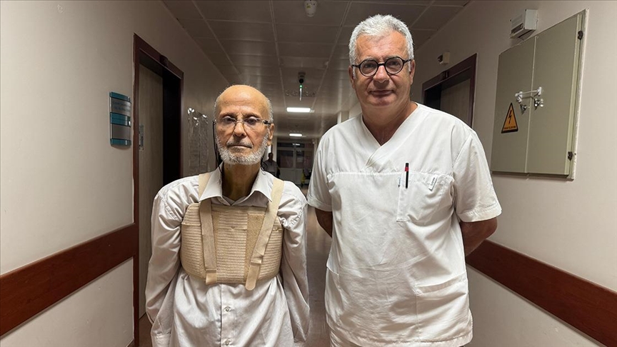 Kalbi 3 kez duran 74 yaşındaki hastaya ‘literatürlük ameliyat’