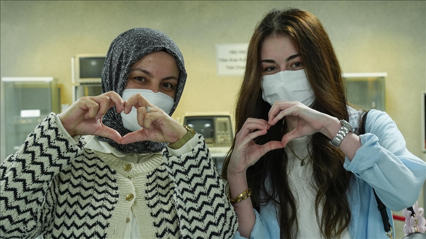 Kalp hastası gence, 14 yıl önce annesini ameliyat eden ekipten nakil