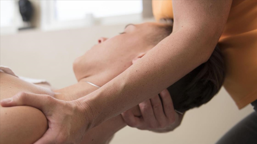 Ehliyetsiz kişilerce yapılan boyun masajları gençlerde inme sebebi Ehliyetsiz kişilerce yapılan boyun masajları gençlerde inme sebebi