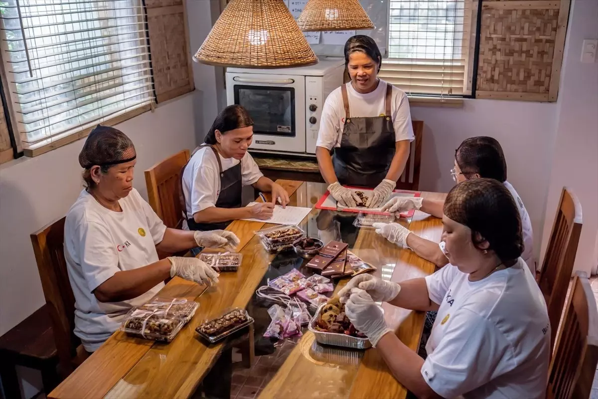 TİKA, Filipinler’de Kadın Girişimcilerin Kakao Üretimini… TİKA, Filipinler’de Kadın Girişimcilerin Kakao Üretimini…