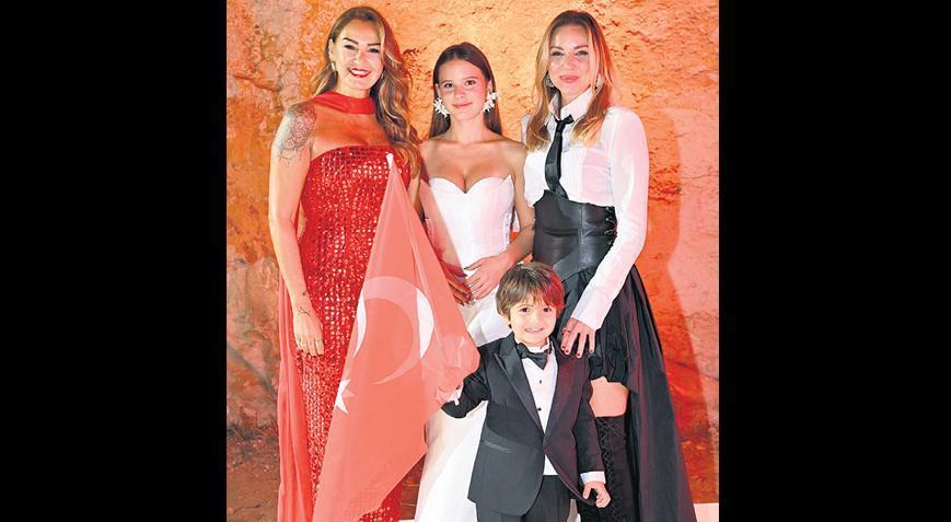 Kızıyla İlk Kez Aynı Podyumda Buluştu